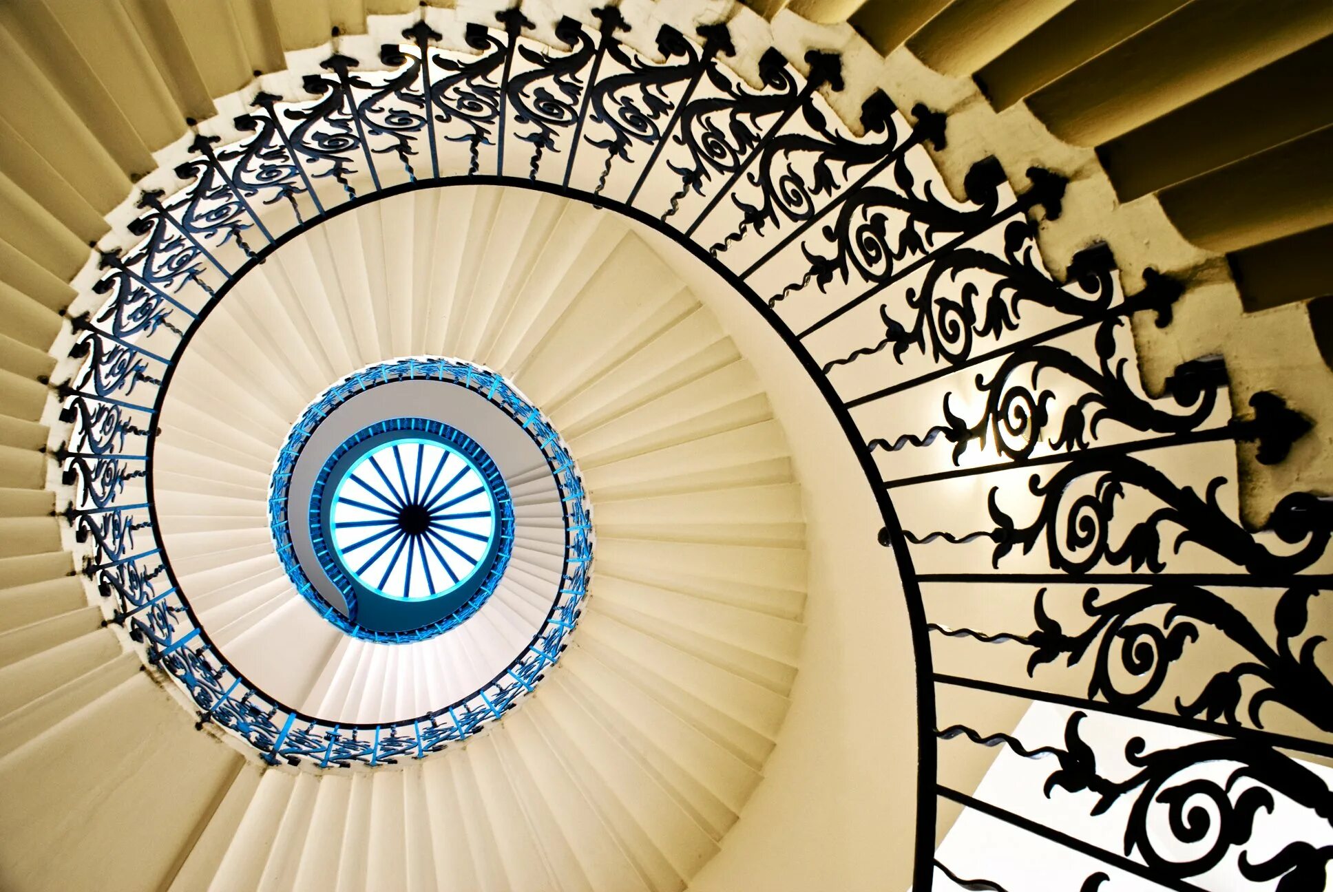 круглые симметрия. круглые симметрия. геометрический узор в круге. центральная симметрия в архитектуре. геометрический узор в круге.