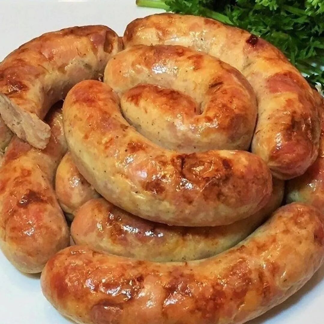 Домашняя куриная колбаса. Колбаса из свинины. Колбаски домашние. Домашняя колбаса. Колбаски домашние.