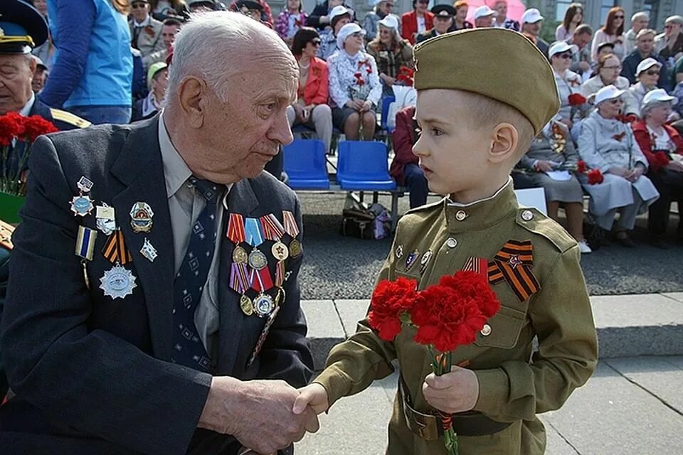 В знак памяти и уважения. Ветераны 75 лет Победы. Празднование дня Победы. 9 Мая ветераны. День Победы ветераны и дети.