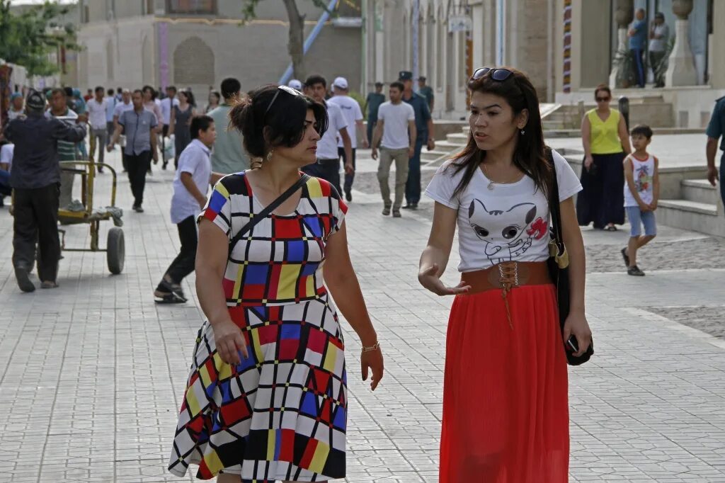 Таджикистан люди. Таджики в Узбекистане. Таджикистан девушки на улице. Обычная жизнь в Узбекистане. Время узбекистана сейчас сегодня