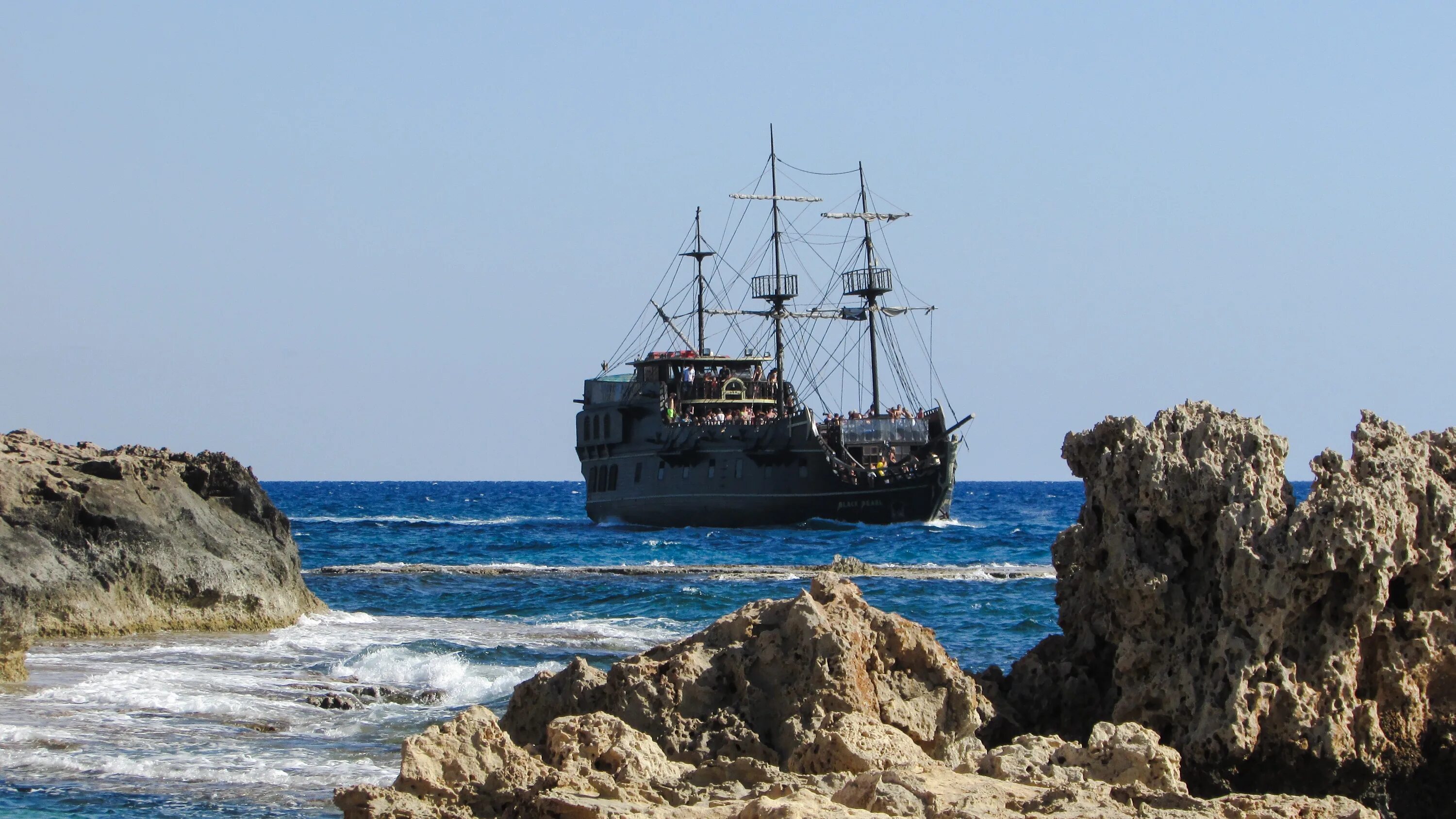 Играть в черное море. Анапа черная Жемчужина корабль. Корабль черная Жемчужина в Турции. Кипр морская прогулка затонувший корабль. Пиратский корабль в море.