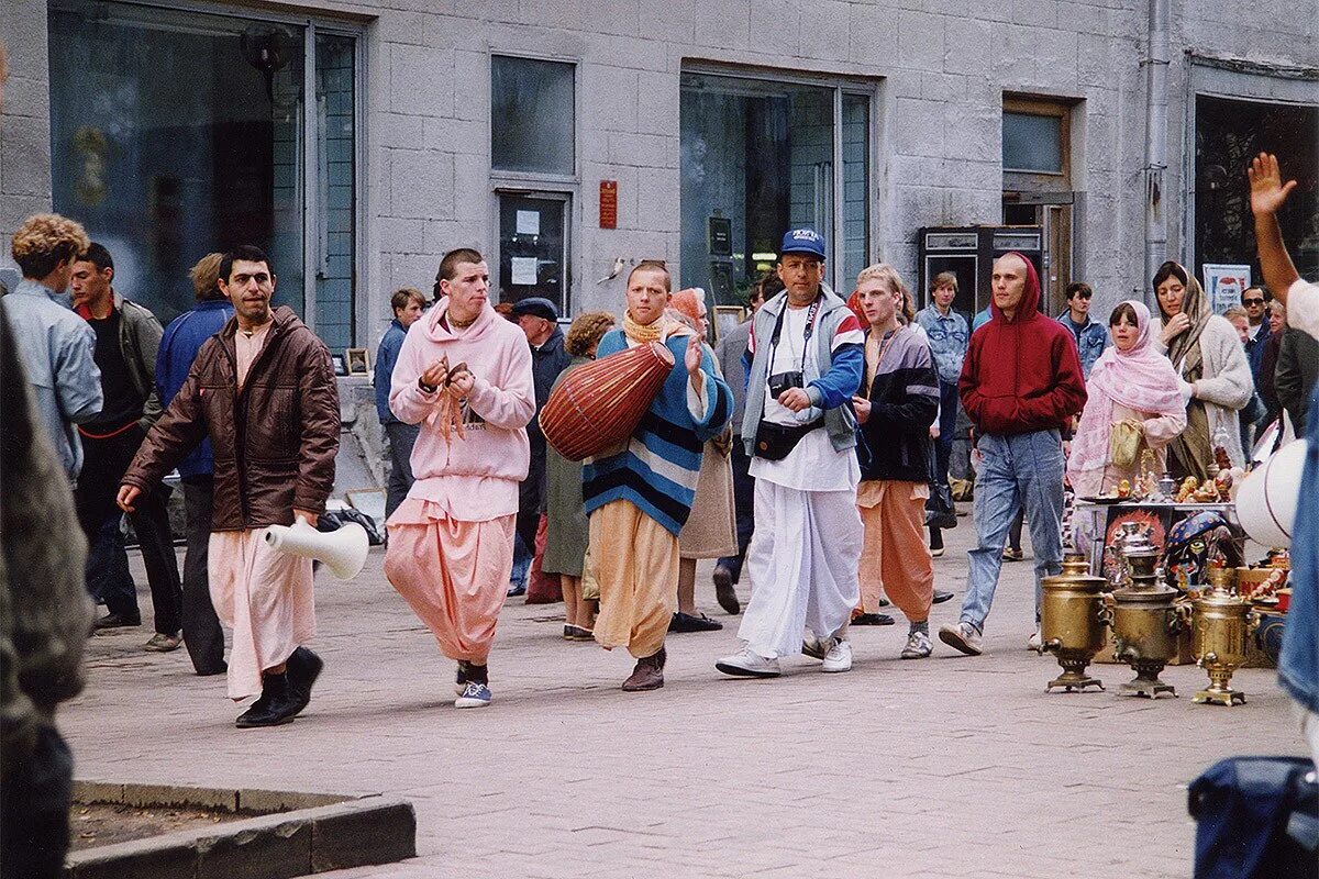 Ссср 90 годы. Кришнаиты в Москве в 90е. Ленинград 1992 кришнаиты. Старый Арбат 90-е. Культурная жизнь в России 90-х годов.