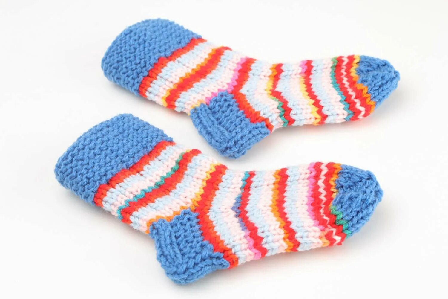 Пара теплых носков. Носки теплые детские. Носки вязаные теплые детские. Носки детские шерстяные. Детские цветные вязаные носки.