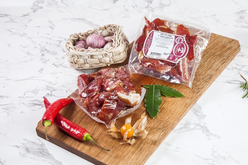 букет с колбасой для мужчины. колбаса сыровяленая косуля. мясные деликатесы в подарок. мясные деликатесы в подарок. мясные изделия.