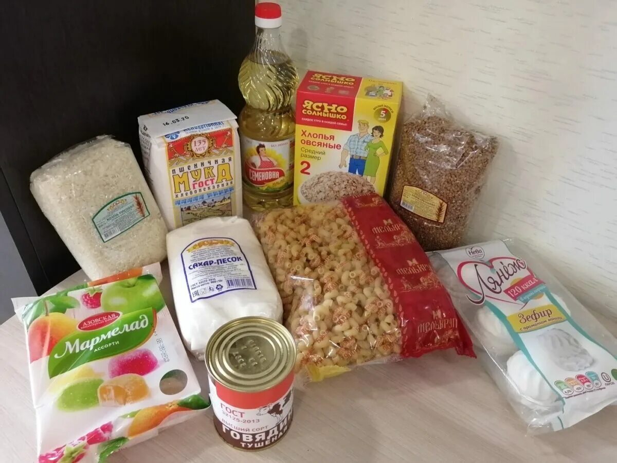 Продовольственный набор для пенсионеров. Пенсионеры с продуктами. Продуктовый набор для малоимущих. Продуктовый набор для малоимущих. Продуктовый набор для пенсионеров состав.