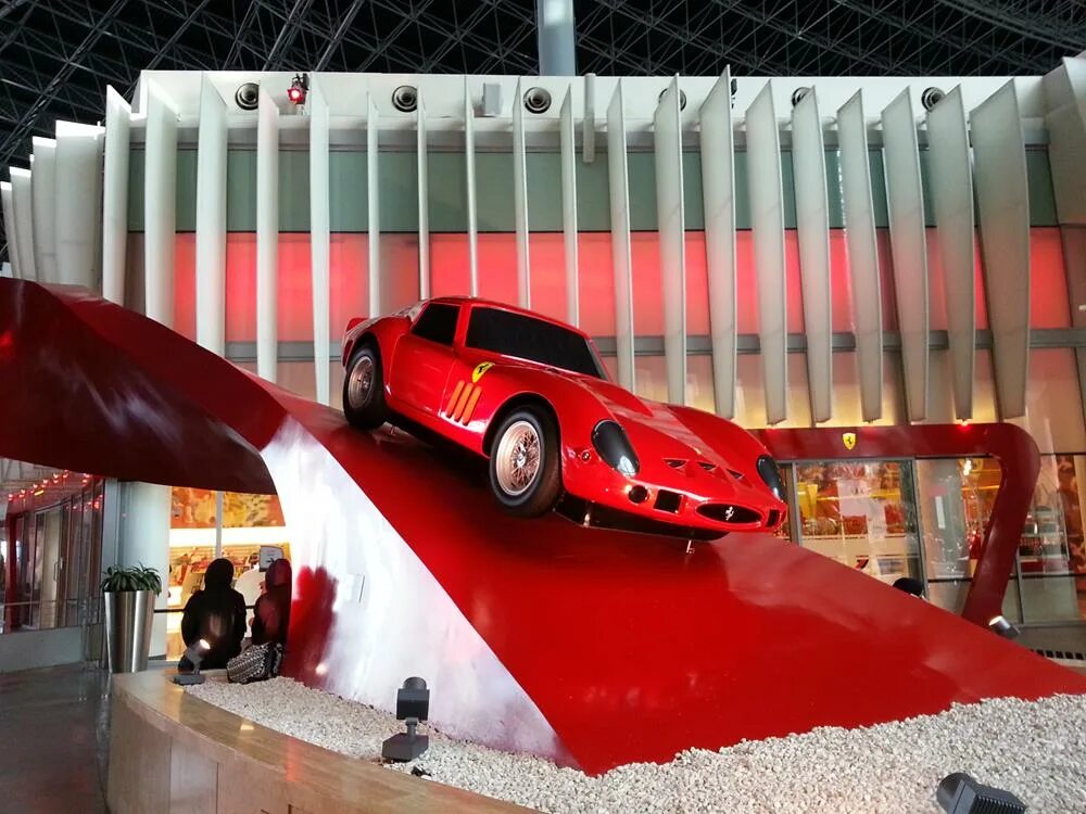 Авто ворлд. Феррари парк Абу Даби. Музей Феррари в Абу Даби. Ferrari World Абу-Даби аттракционы. Феррари центр в Абу Даби.