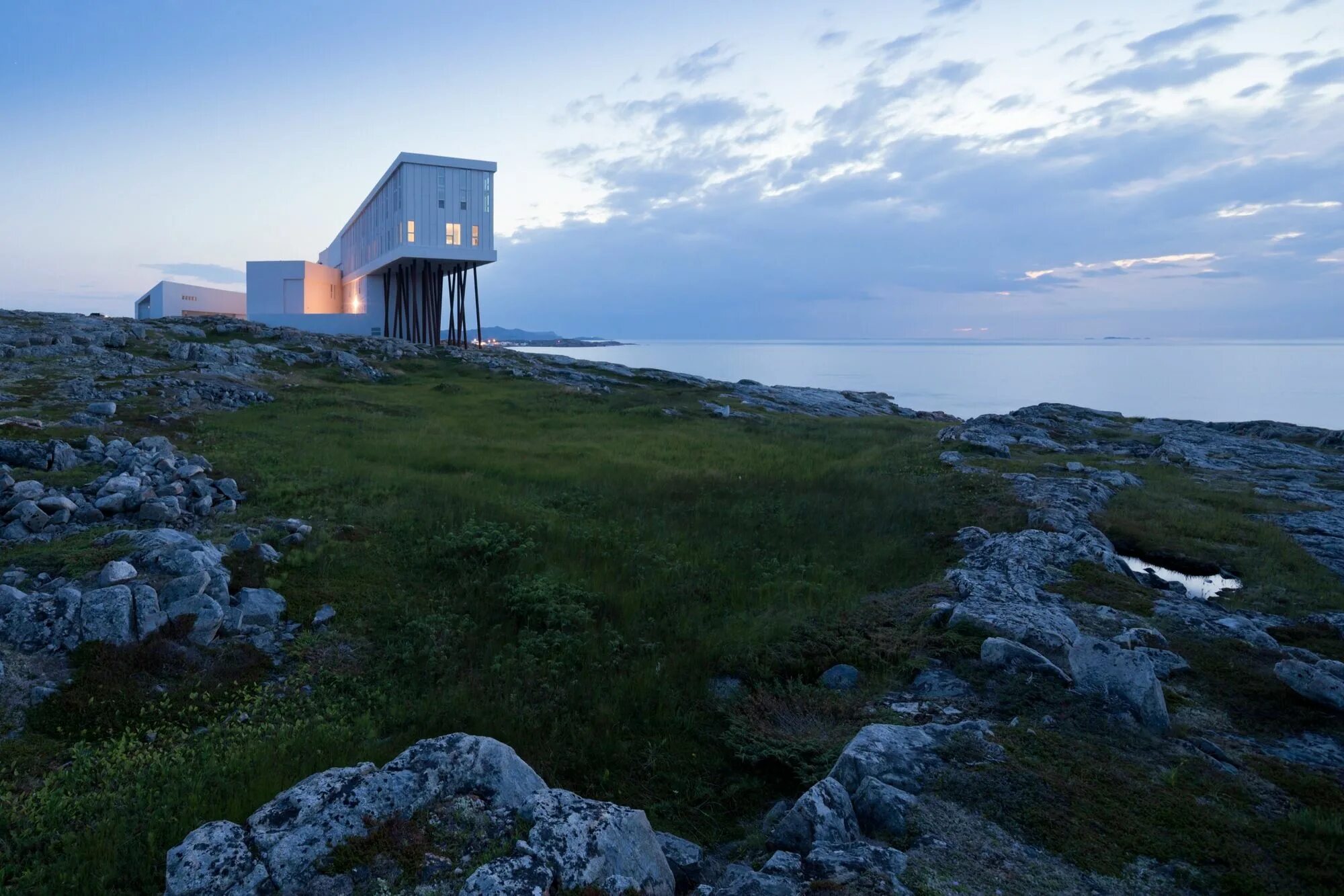 Island inn. «Fogo Island Inn», Канада. Отель « Fogo Island Inn», Newfoundland. 3. Отель на острове Фого в Канаде. Fogo Island Flats, Newfoundland.