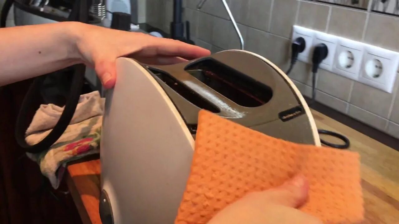 Как почистить тостер от крошек. Щетка для чистки тостера изнутри. Лайфхаки с тостером. Тостер чистящийся. Как почистить тостер.