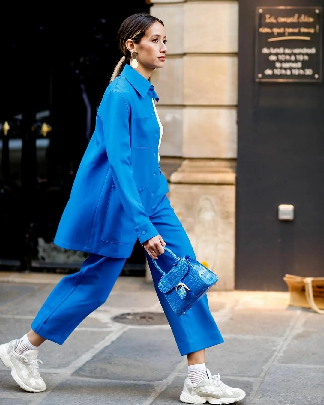 Blue street. Брючный костюм голубое Street Style. Street Style голубой костюм. Стильные образы в синем цвете. Костюм синего цвета Street Style.