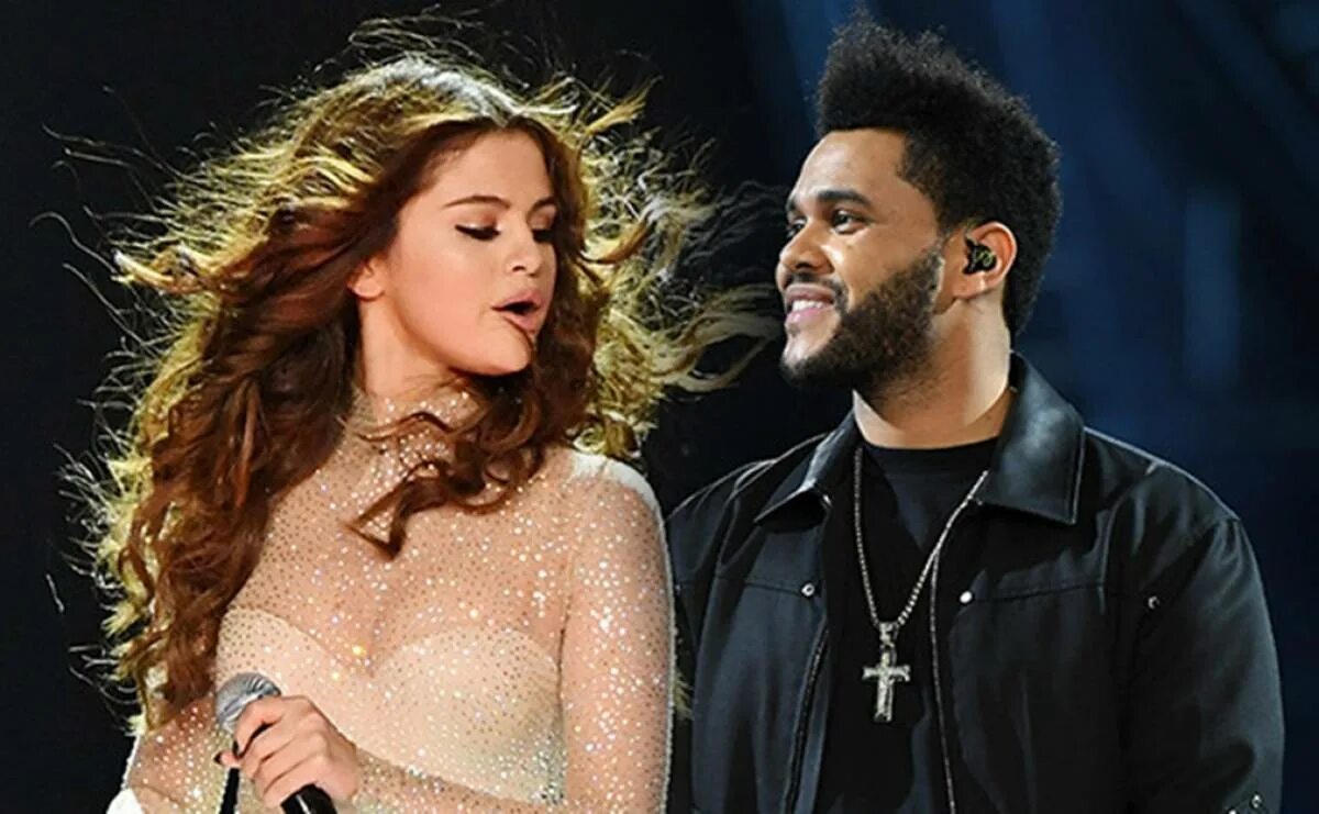 Ариана гранде. Selena vs weekend. The weekend девушка поет. Ариане гранде и уикенд. Weekend.