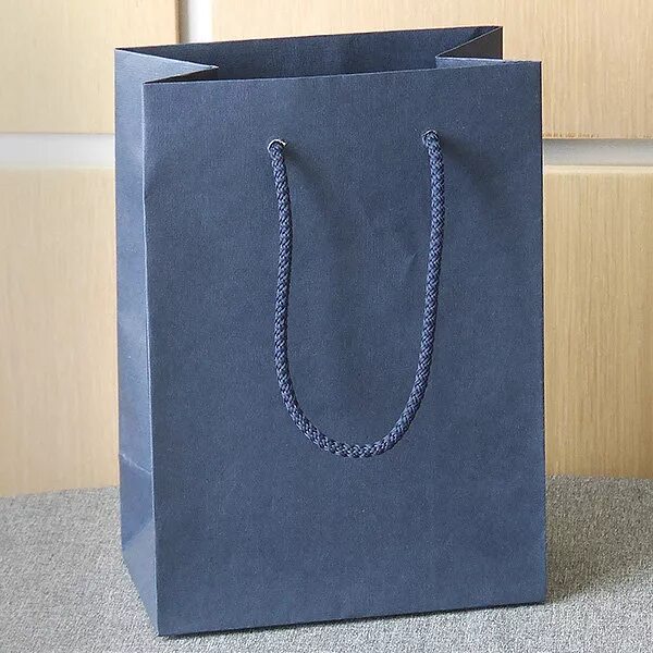 Создаем сумку пакет из бумаги. Пакет с веревочными ручками. Пакет бумажный синий с веревочными ручками. Бумажный пакет сумка. Шнурки для пакетов бумажных.