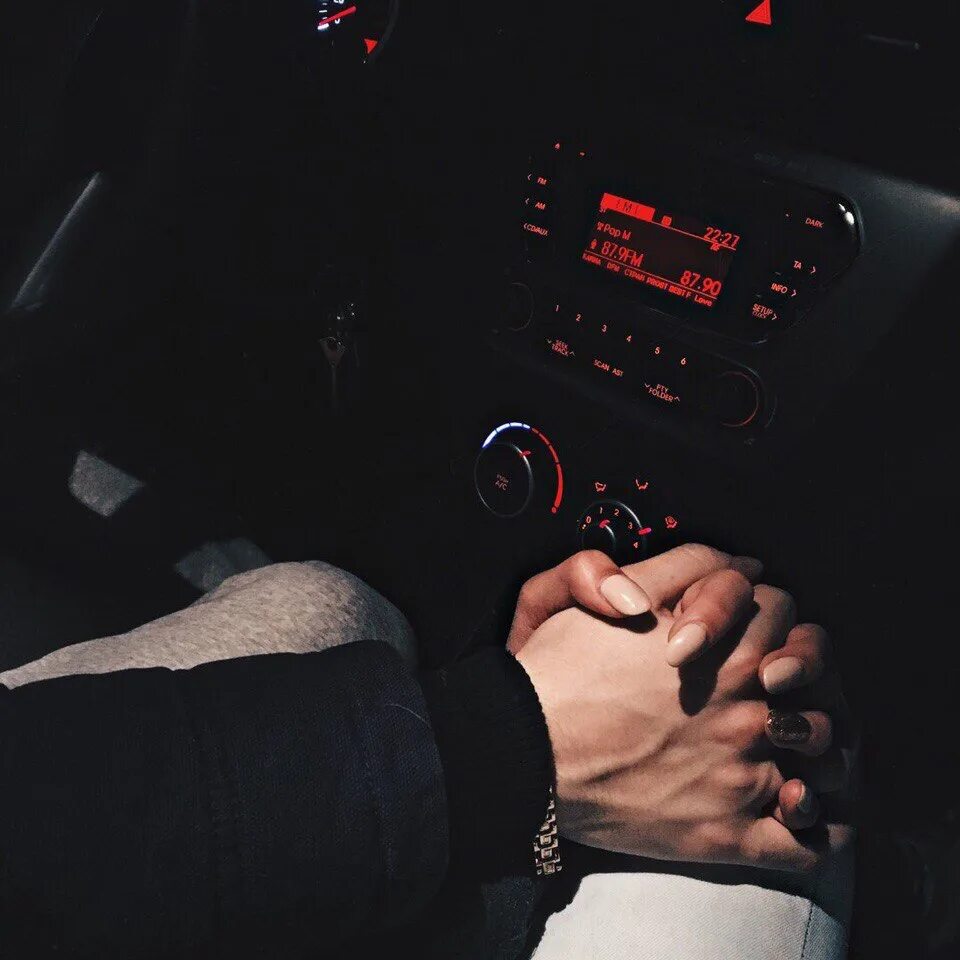 Парень и девушка едут в машине. Руки влюбленных в машине. Держаться за руки в машине. Влюбленные в машине. Держась за руки в машине.