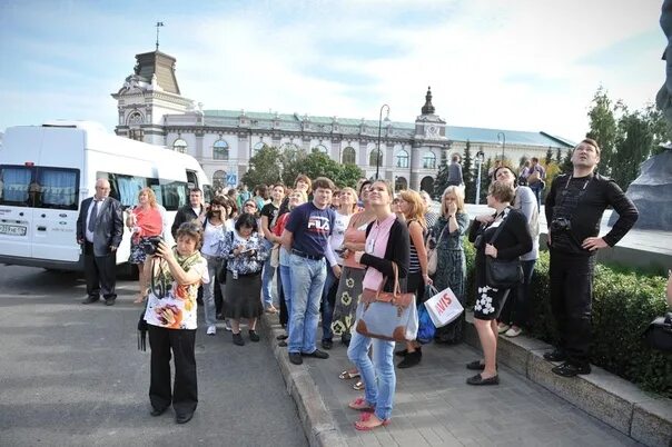 Одежда для экскурсий по городу. Пешеходные экскурсии по Казани с экскурсоводом. Одеться на экскурсию по городу. Экскурсоводы по Казанскому Кремлю. Автобусная экскурсия 3 дня