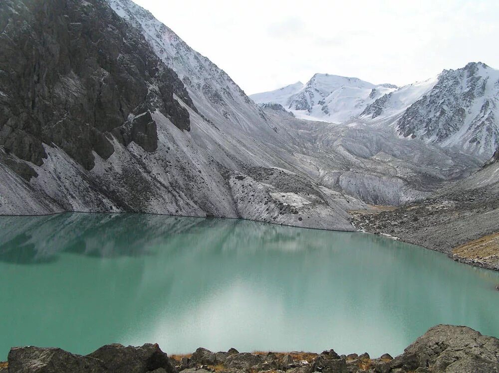 Озеро уровень 5. Озеро Акколь Казахстан. Озеро Акколь Алтай. Озеро Караколь Казахстан. Озера Акколь и Караколь.