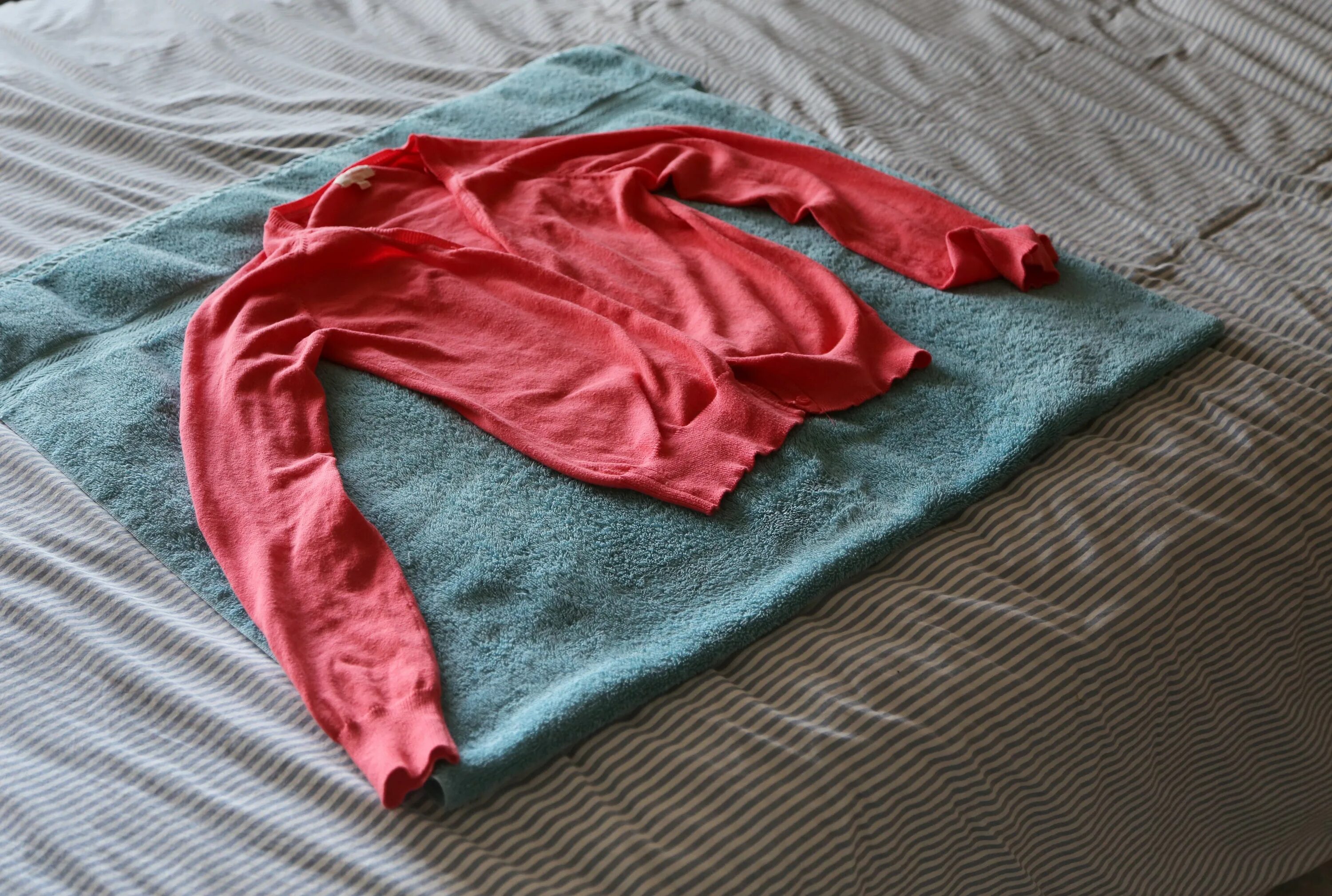 Высуши полотенце. Шелковые вещи. Сушка свитера на полотенце. Трикотажные вещи на сушилке. Ткани после стирки.