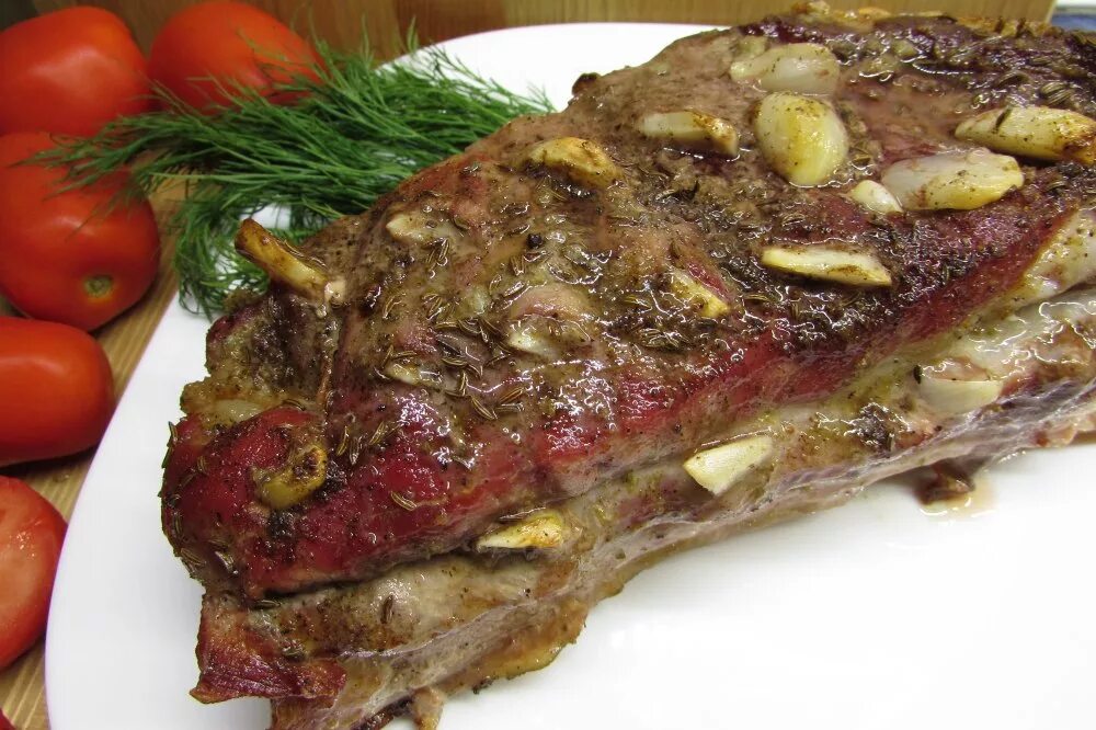 Свинина в духовке целым куском. Говядина целиком в духовке. мясо запечённое в духовке. мясо запечь в духовке куском. мясо в духовке большим куском.