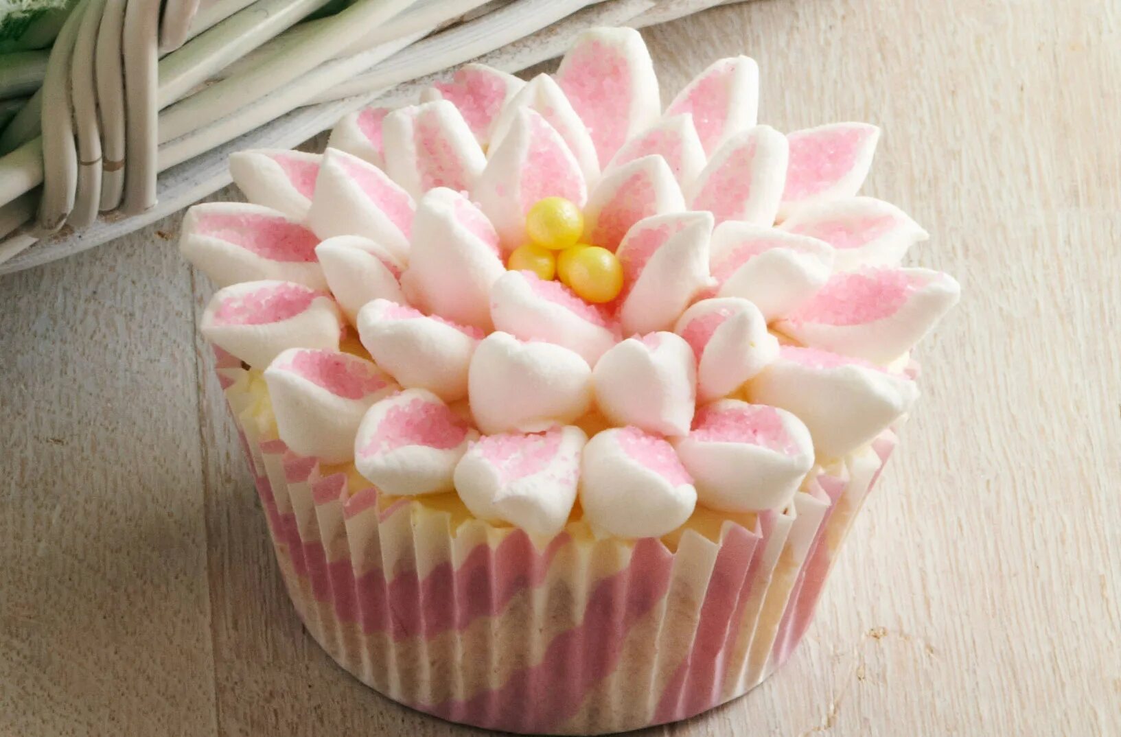 цветы из маршмеллоу своими руками. цветочки из маршмеллоу. цветы из маршмеллоу своими руками. букет с маршмеллоу и зефиром. букет из маршмеллоу в кружке.