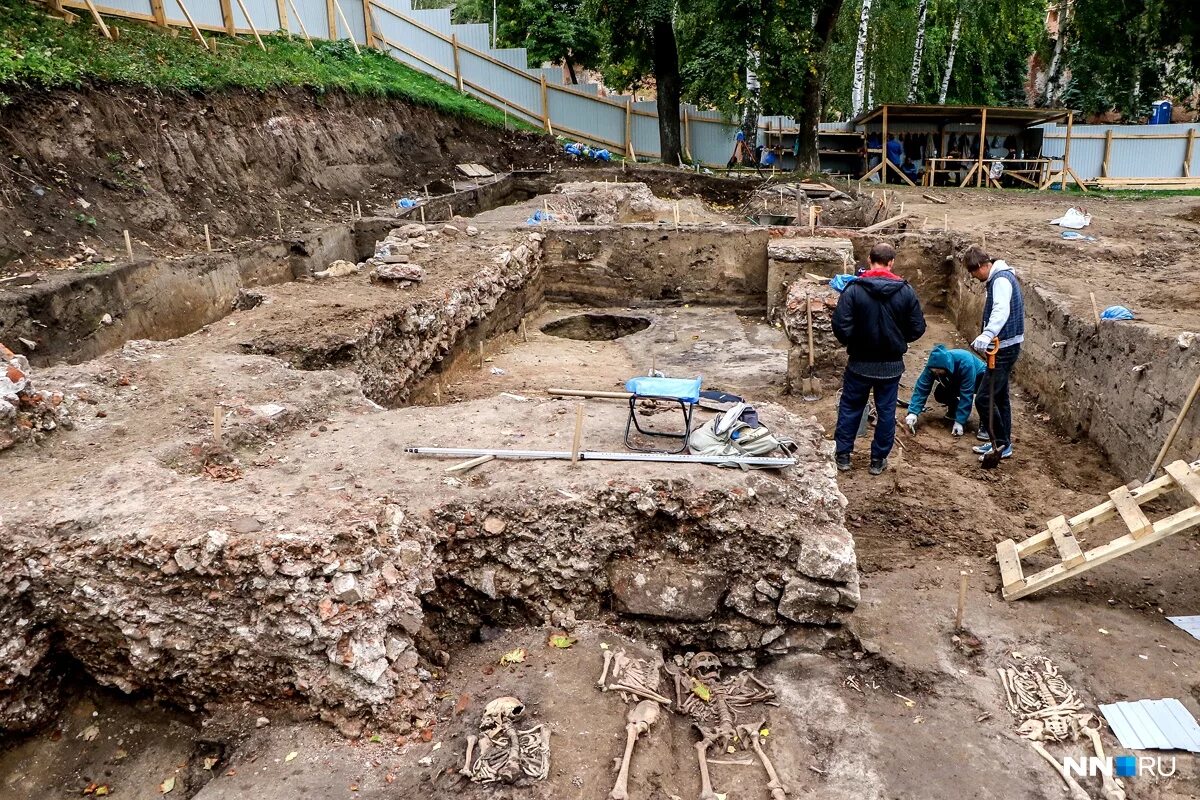 Новгород археологические раскопки. Археологический раскоп Кремля Нижний Новгород. Раскопки в Нижнем Новгороде в Кремле. Раскопки у стен Кремля в Нижнем Новгороде. Археологические раскопки в Нижнем Новгороде.