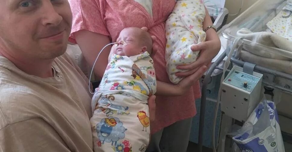 Маловесный плод вес. Маловесный плод вес. Весы для взвешивания новорожденных в роддоме. Физиологическая убыль массы тела новорожденного причины. Новорожденный ребенок только родился.