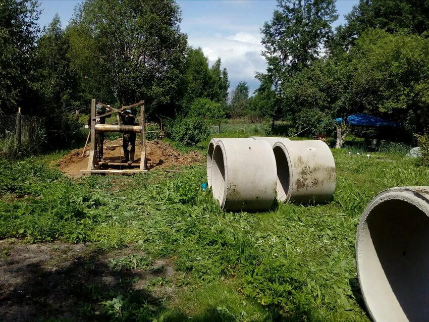 колодец под ключ в истринском округе. фирмы по копанию колодцев. колодец в деревне. фирмы по копанию колодцев. приспособление для рытья колодца.