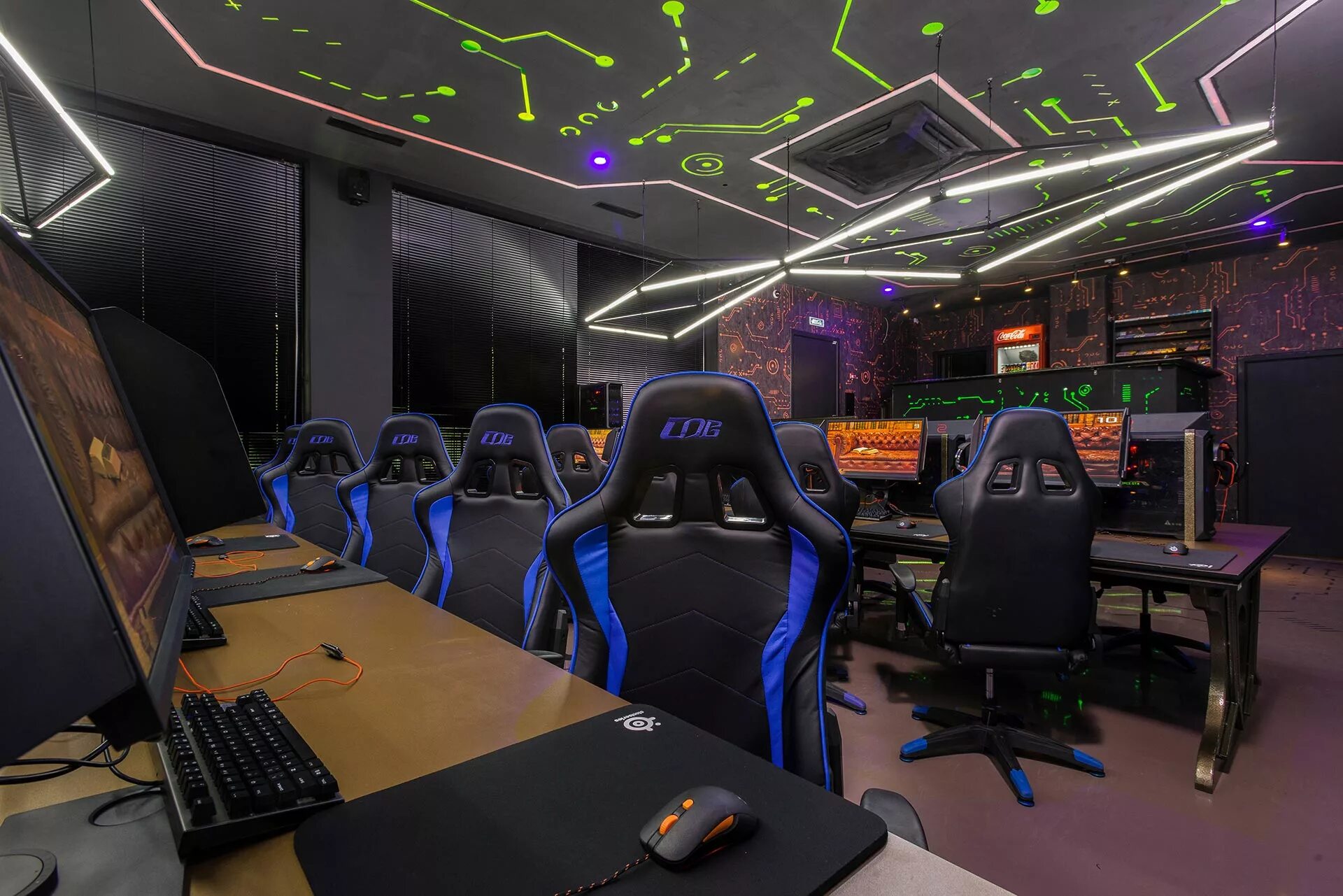 Киберспортивная студия. Riot games студия. Студия riot. Новодмитровская bazza. Дизайн компьютерного клуба.