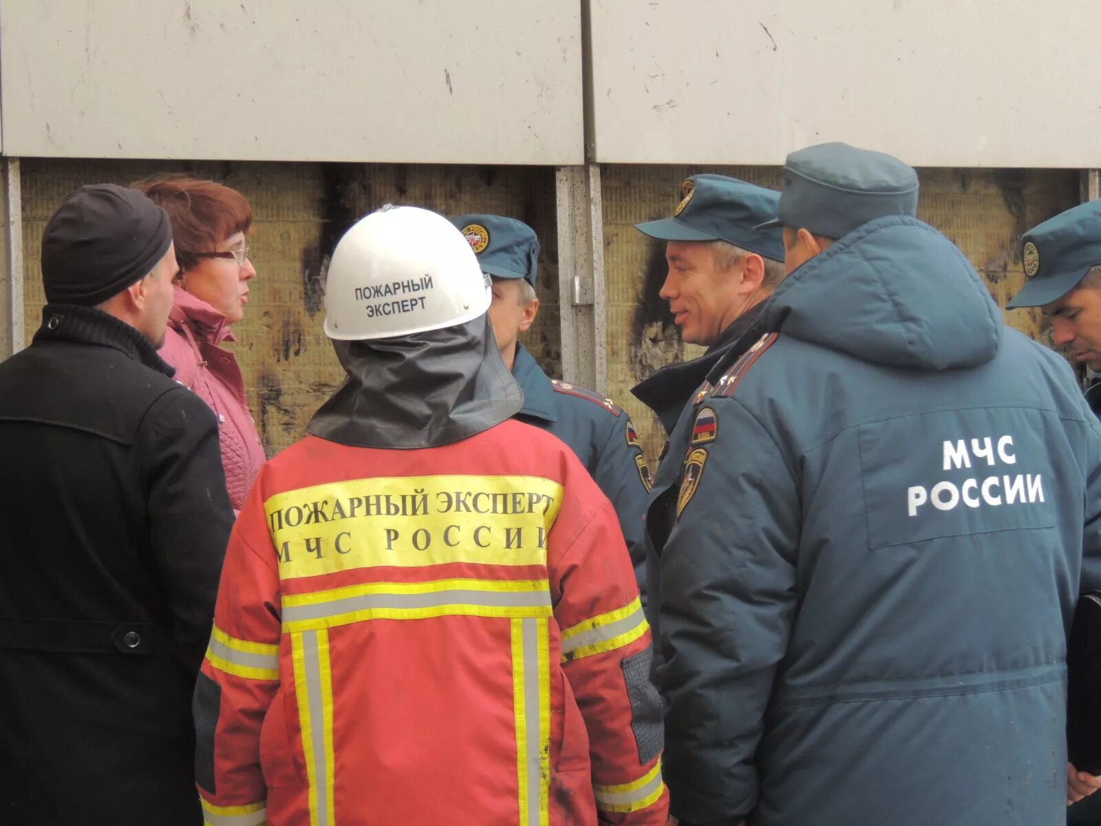 Пожарная экспертная служба. Пожарный эксперт. Эксперт по пожарной безопасности. Пожаротехническая экспертиза. Пожарный эксперт фото.