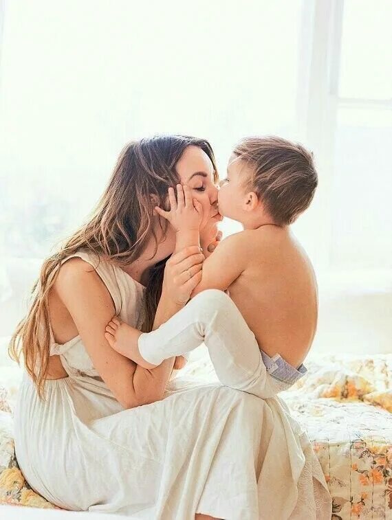 Mom amd son. Mom amd son. Фотосессия с сыном. Фотосессия мамы и сыночка. Mom amd son.