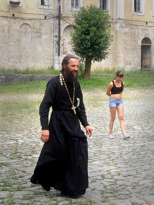 православный монах. священник спиной. искушения священников. антоний великий искушение бесами. искушения священников.