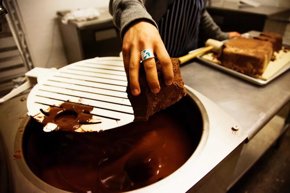 Изготовление шоколада. Фабрика шоколада. Приготовление шоколада. Процесс приготовления шоколада.