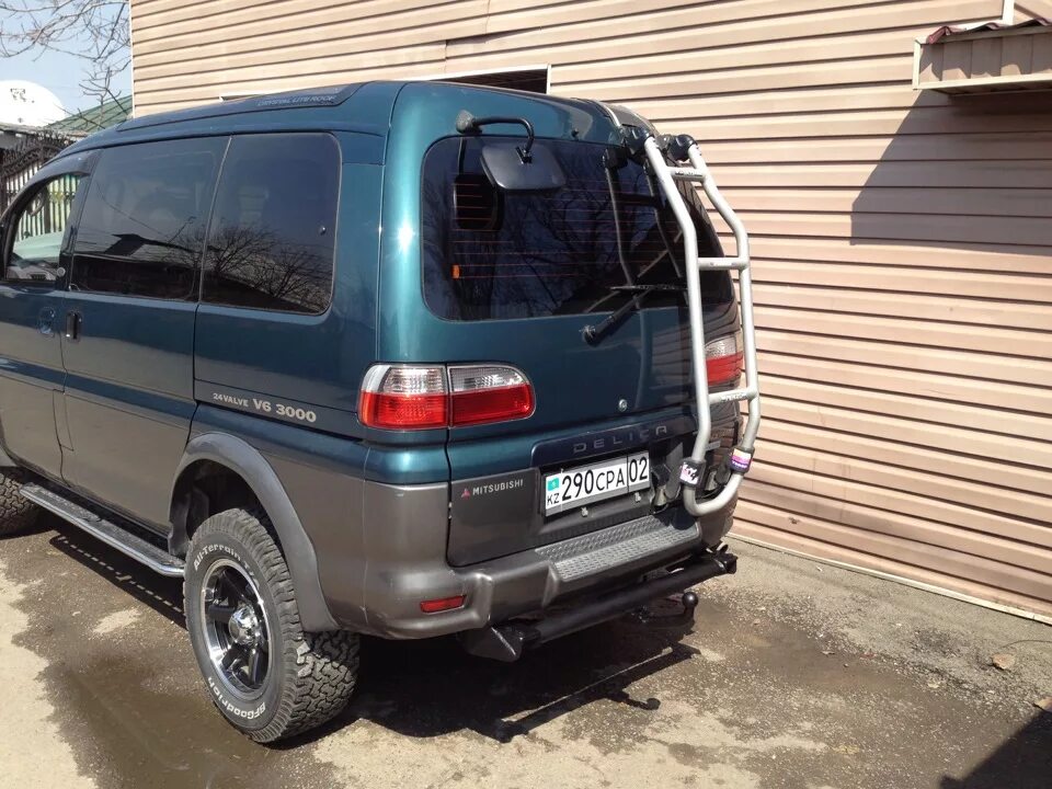 Купить митсубиси делику владивосток. Mitsubishi Delica. Мицубиси Делика 3. Делика d4. Mitsubishi Delica d3.