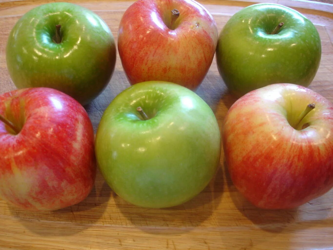 Яблоко за 5 рублей. Шесть яблок. Семь яблок. Пять яблок. Яблоко лежит на столе.