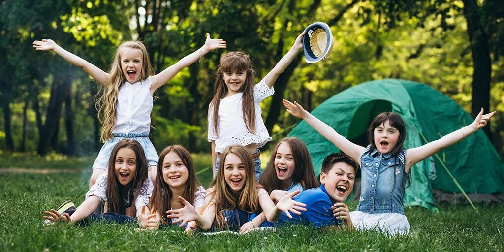 Какой лагерь уезжаешь. Дети в автобусе едут в лагерь. Дети уезжаю в лагерь. Поездка детей детского лагеря на поезде. Какой лагерь уезжаешь.