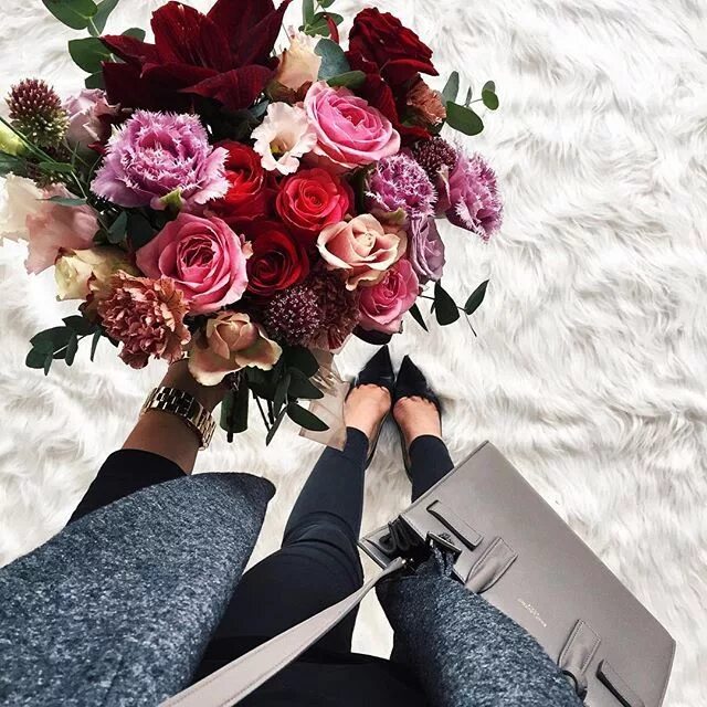 Дарите девушкам цветы. Цитата дня. Цитаты про букеты. Цитаты про букеты. Цитаты про букеты.