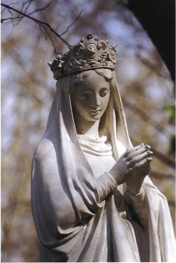 Языческая мадонна. Памятник Святой Девы Марии.