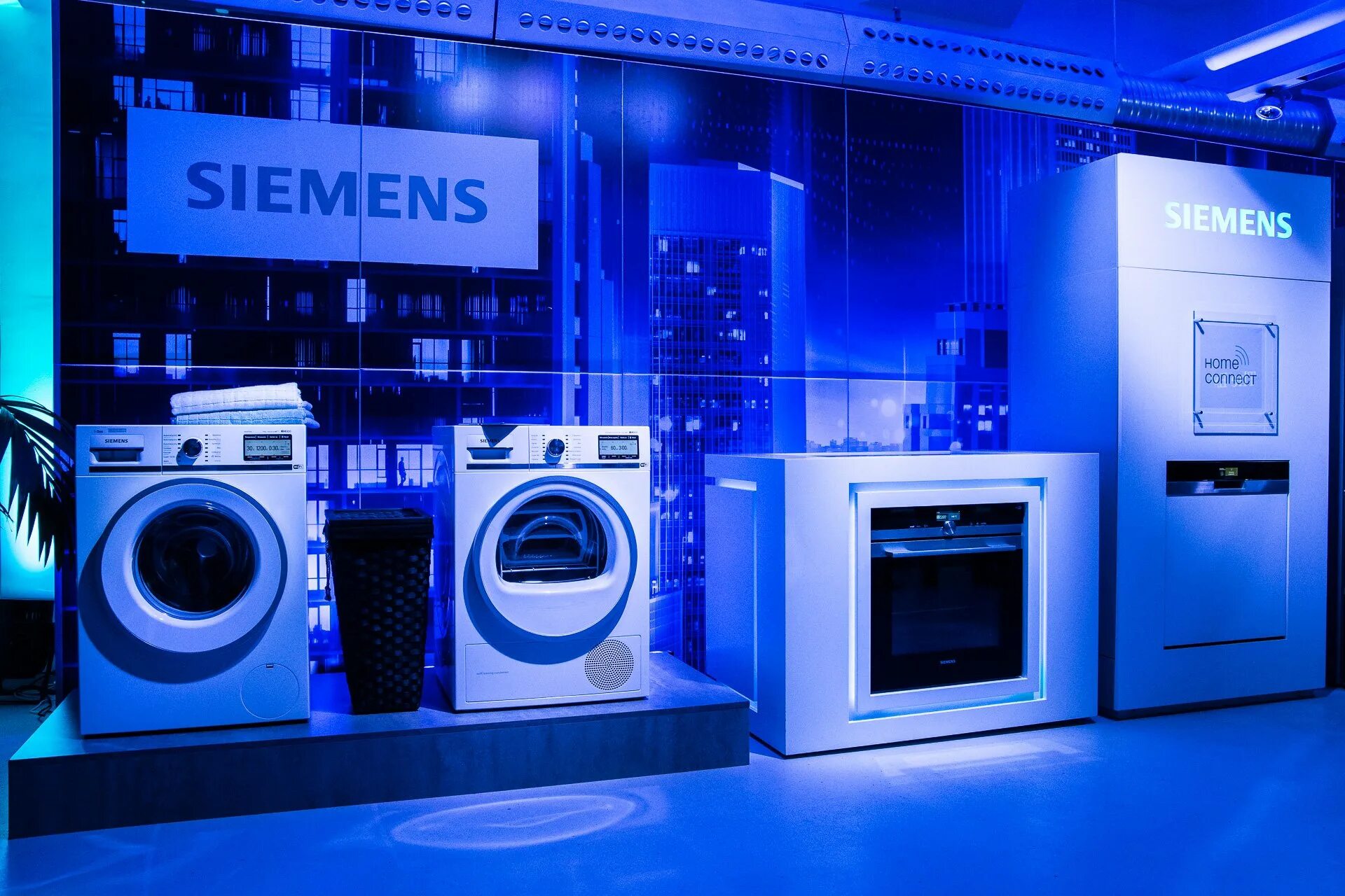 Подобрать бытовую технику. Siemens Home Appliances. Бытовой техники. Красивая бытовая техника. Кухня с бытовой техникой.