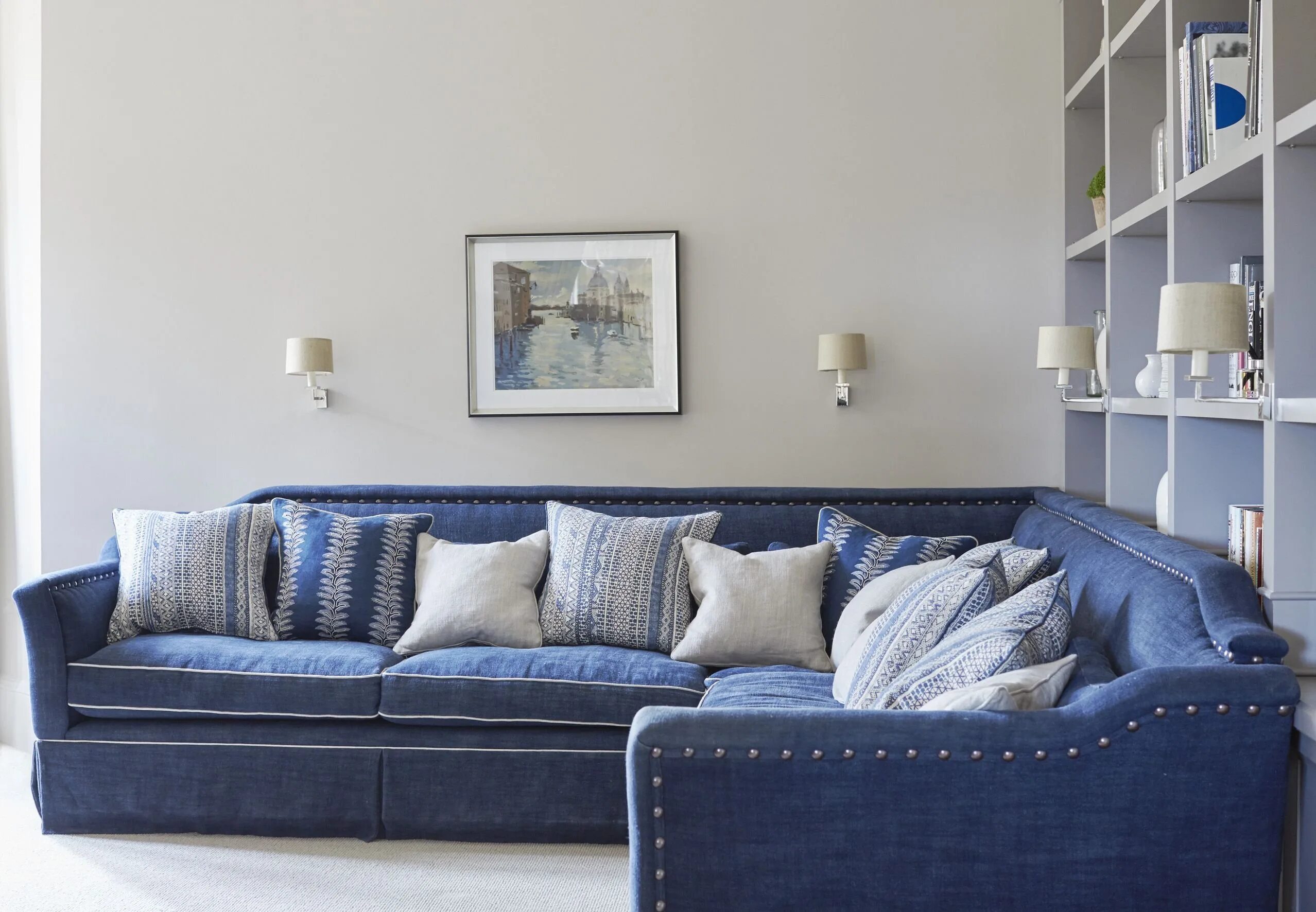 Синий диван. Синий диван в интерьере. Голубой диван. Комната с синим диваном. Сине серый диван.