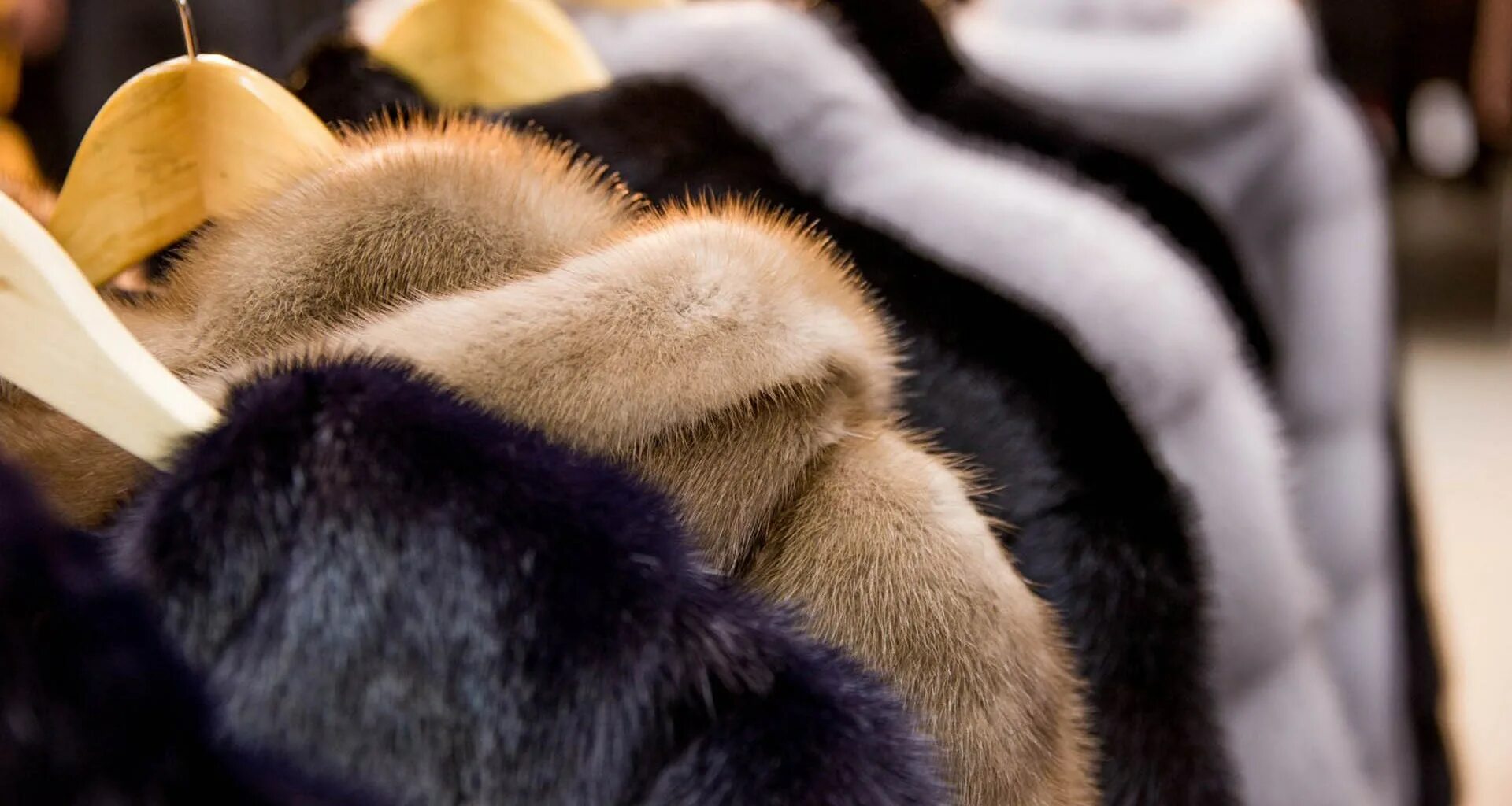 Меховая шуба. Меховые изделия. Много шуб. Магазин шуб. Греция шубы касторья.