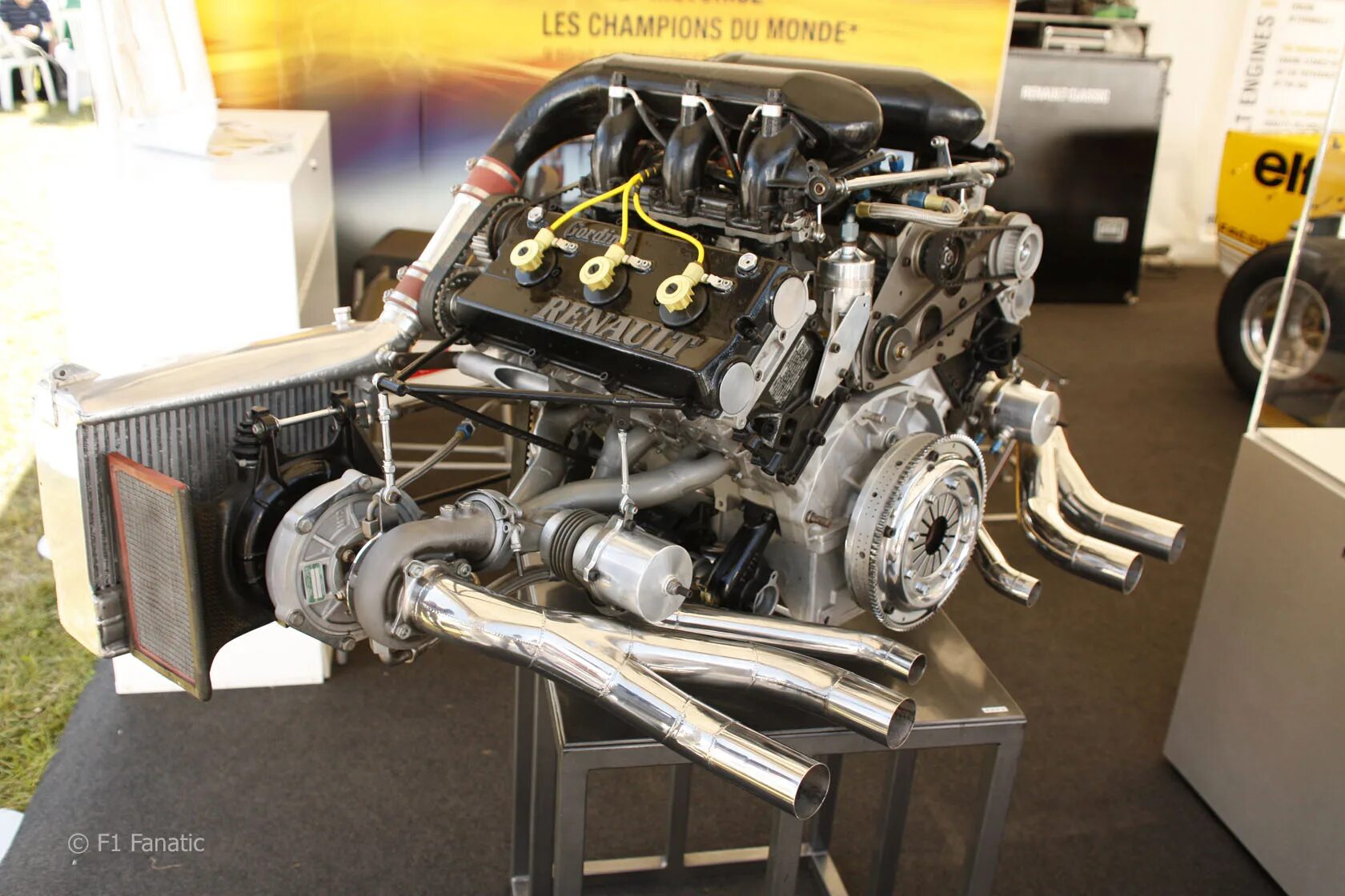 Двигатель 1х. Двигатель мерседес ф1. v12 bmw mclaren f1. двигатель v10 bmw формула 1. v10 мерседес двигатель.