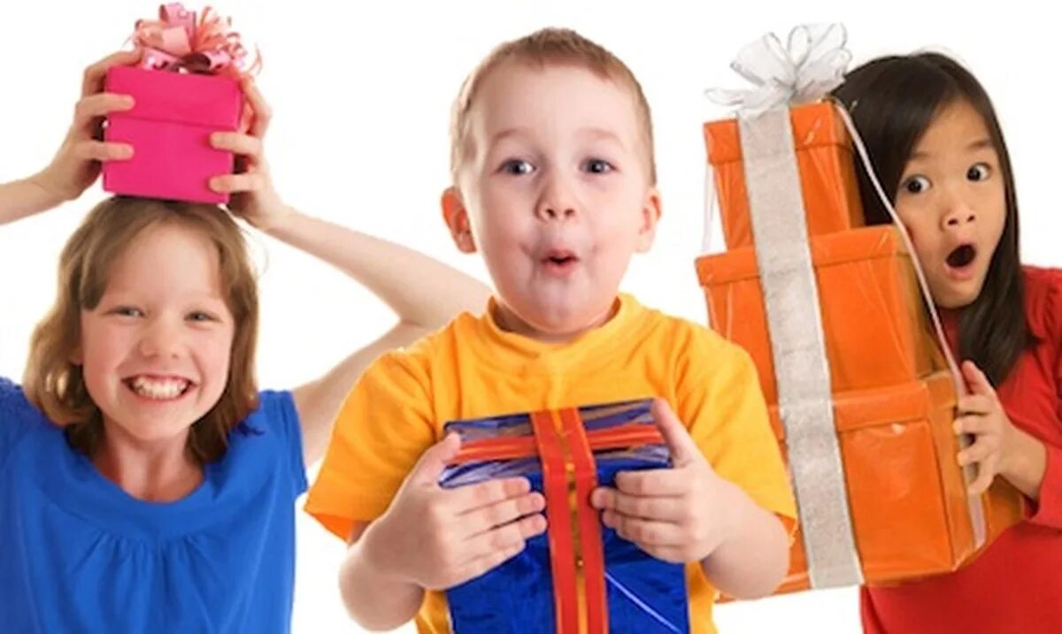 Взять детское. Подарки для детей. Ребенок дарит подарок. Ребенок получает подарок. Ребенок радуется подарку.