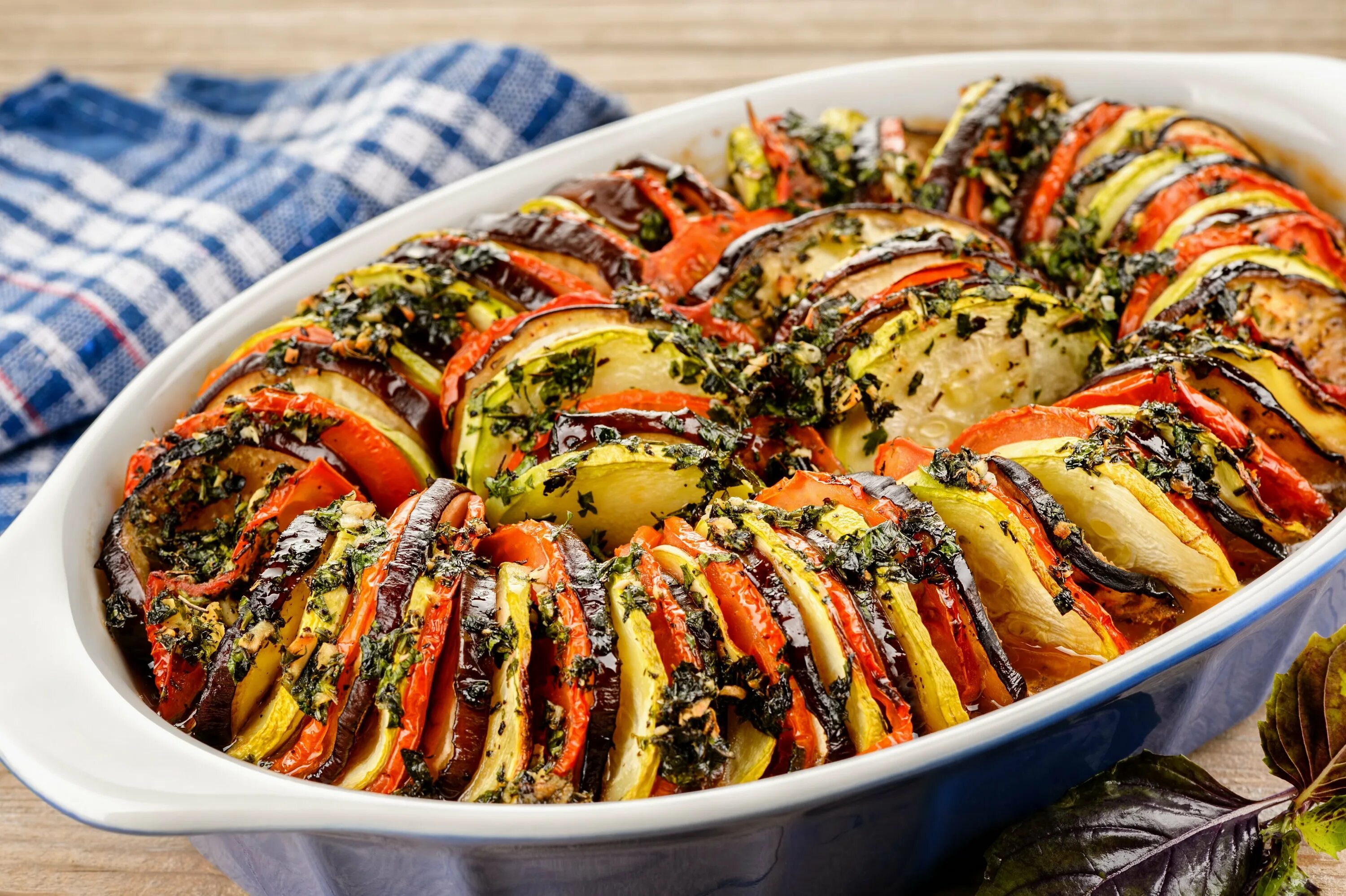 Какую нибудь вкусное блюдо. Овощной рататуй. запеченный рататуй. рататуй классический. рататуй блюдо французской кухни.
