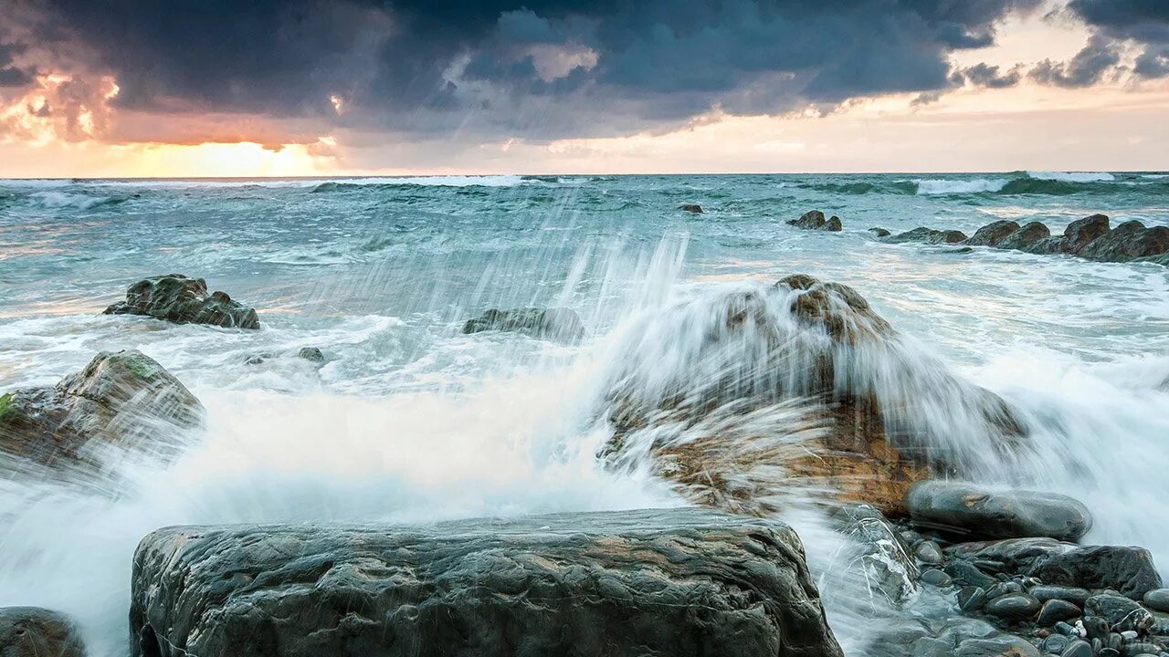 Волны разбиваются о берег. Море шторм. Бушующее море. Море, волны. Море волны скалы.