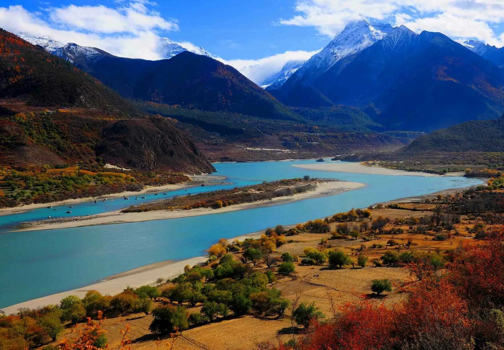 Река Брахмапутра. Река Брахмапутра Гималаи. Река Брахмапутра горы. Каньон Ярлунг Цангпо Тибет.