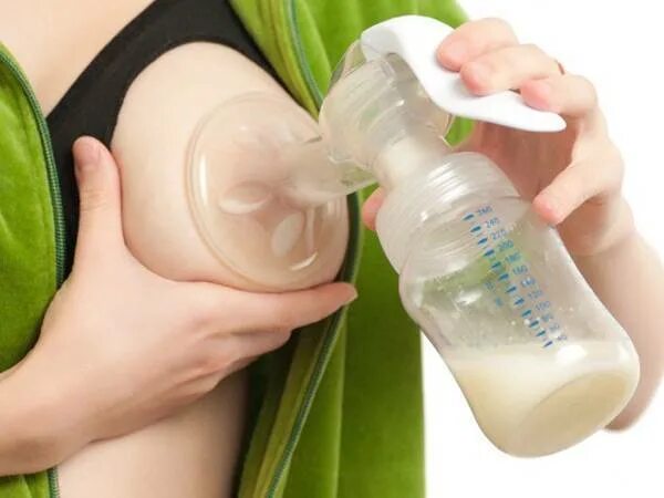 Сцеживание молока молокоотсосом. Сдаивание грудного молока. Грудное молоко сцеживание. Сцеживание груди.