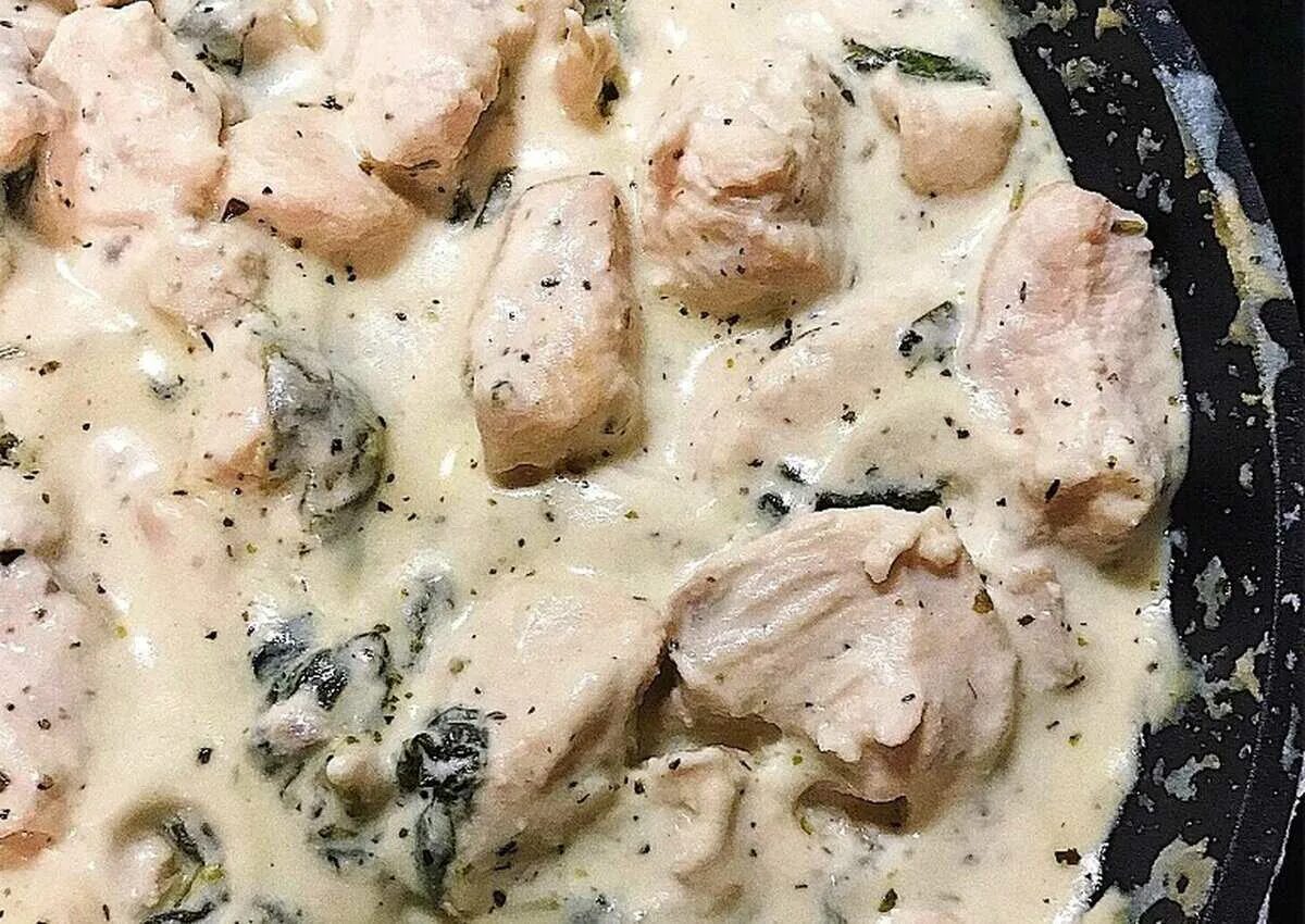 Куриное филе в сметанном соусе. Курица в сметанном соусе. кура в сметанном соусе. курица тушеная в сметане. филе в сметанном соусе.