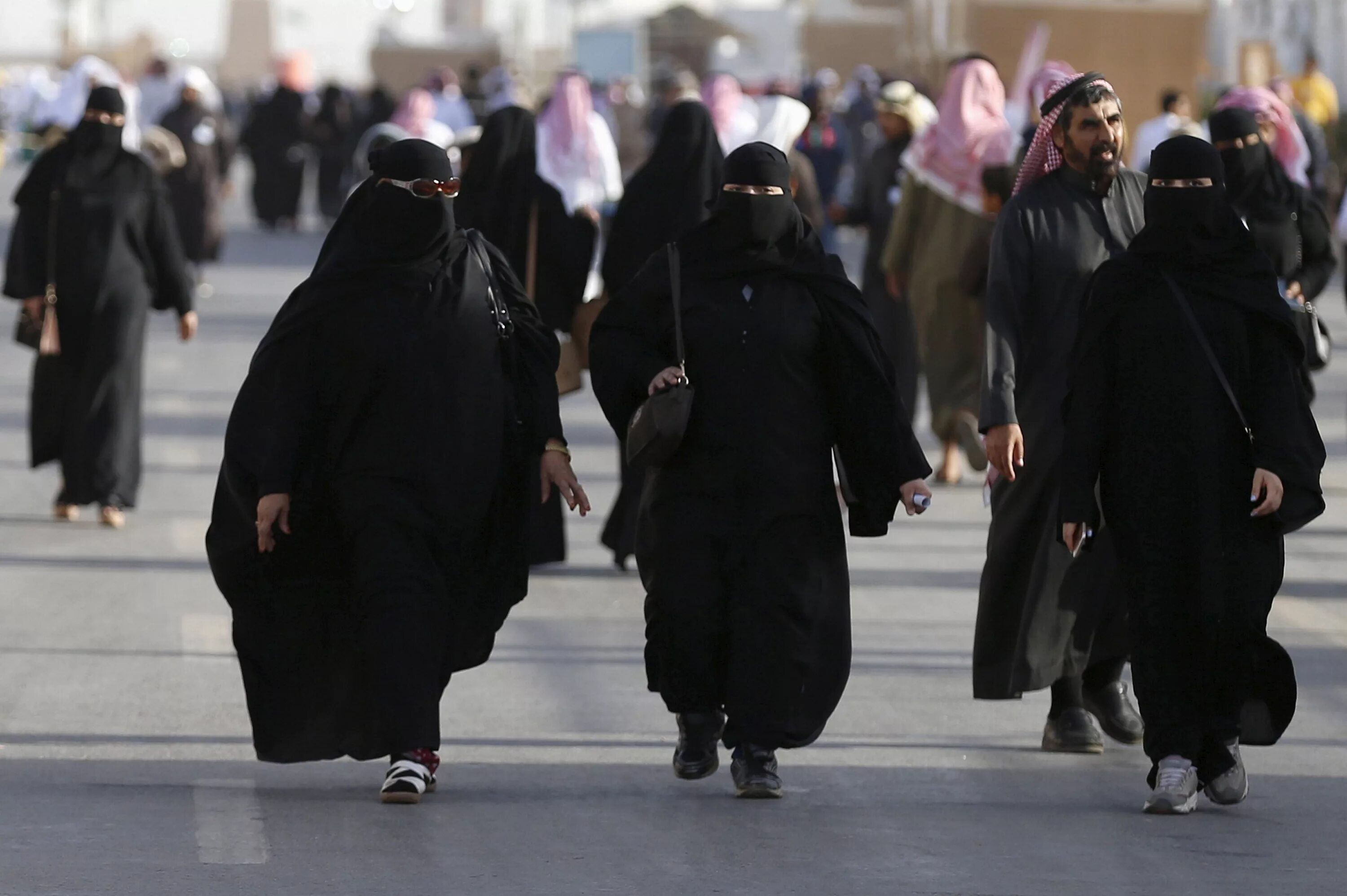 Арабистан сколько. Саудовская Аравия абайя. Женская абайя Саудовской Аравии. Никаб Саудовской Аравии. Паранджа в Саудовской Аравии.