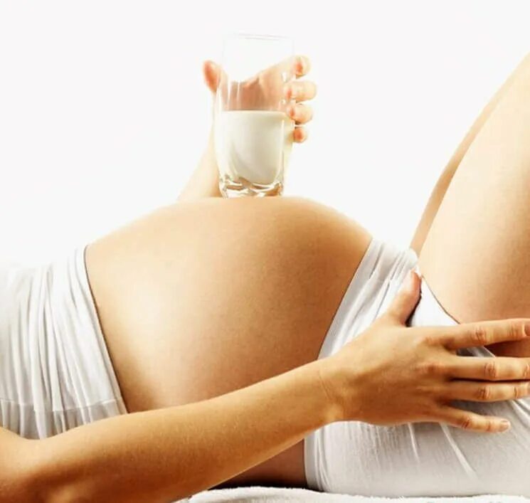 Выделяется из груди при беременности. Молочные при беременности. Молоко беременной женщины.