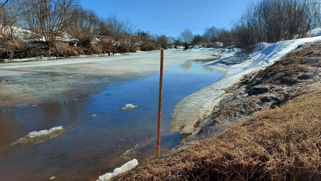 на речках тает лед