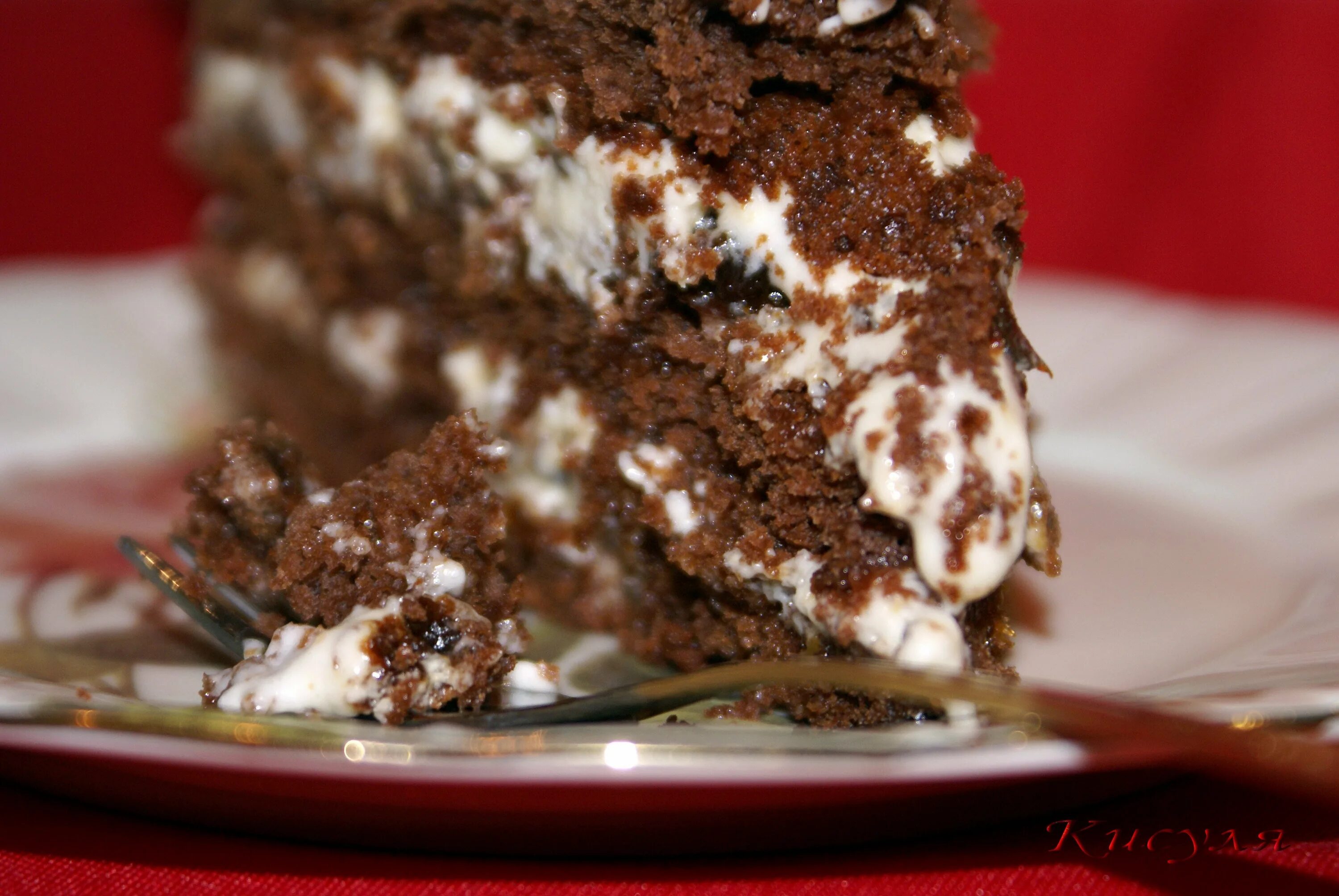 Сметанный крем с черносливом. Торт с черносливом и сметанным кремом. Шоколадный торт с черносливом и грецкими орехами и сметанным кремом. Шоколадно сметанный торт. Шоколадный торт с черносливом и грецкими орехами.