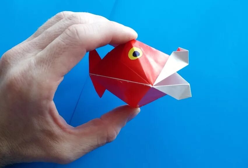 Двигающиеся оригами из бумаги. Оригами игрушки. Игрушки оригами для детей. Оригами рыбка. Оригами. Игрушки из бумаги.
