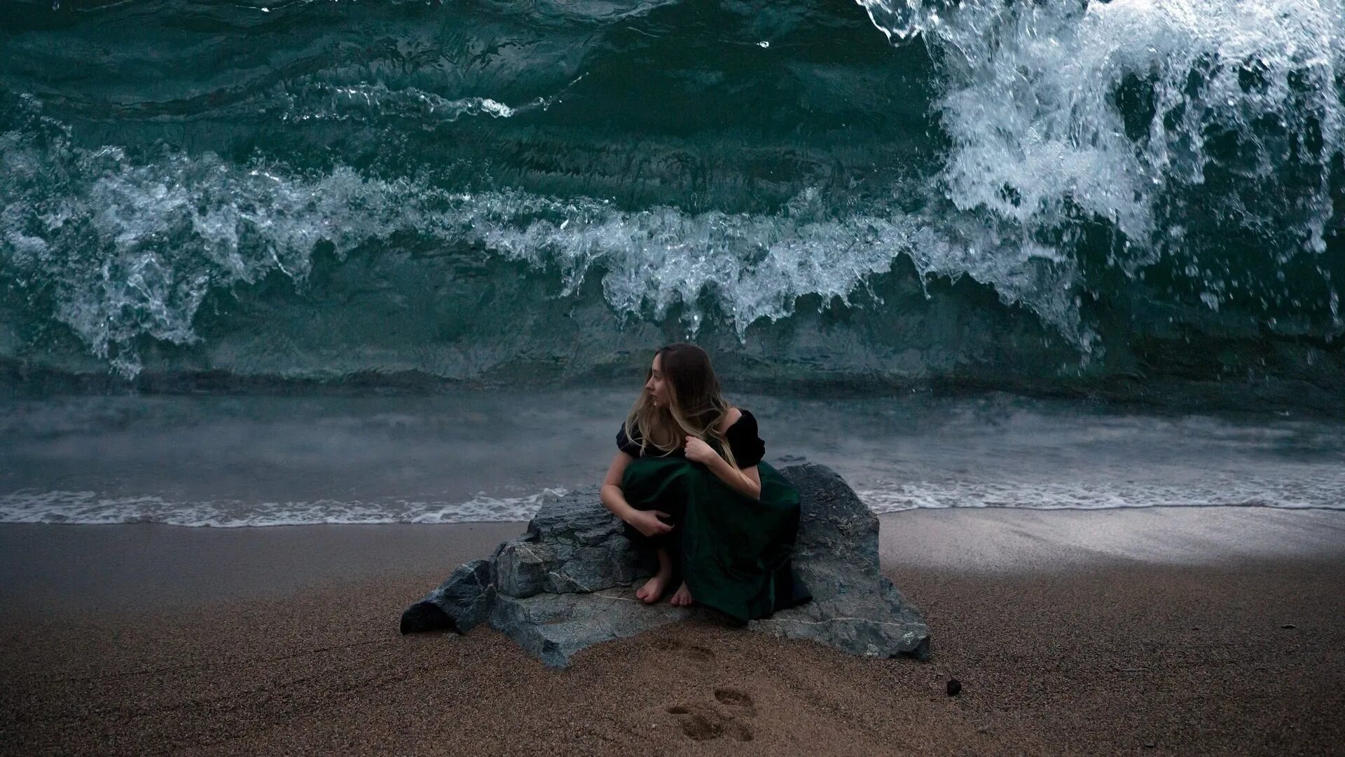 Море грусть. Девушка-море. Девушка на берегу моря. Фотосессия на море. На берег выброшен грозою